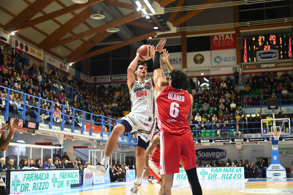 Laszewski e Senglin trascinano l'Happy Casa Brindisi nel successo in volata sull'Openjobmetis Varese