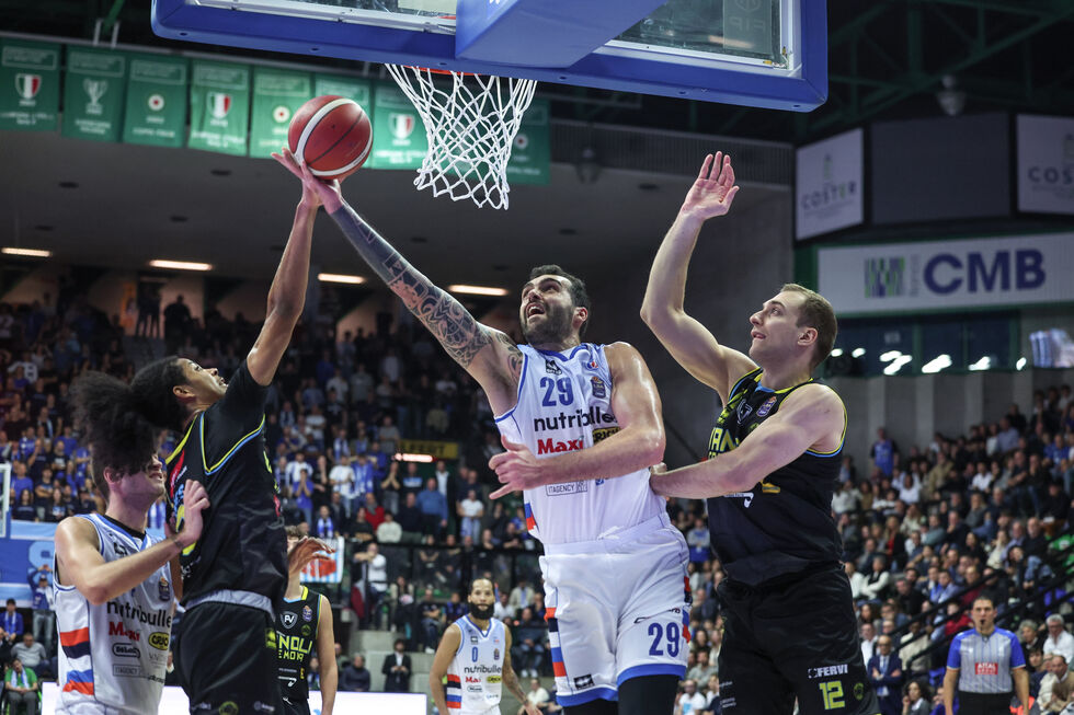 Banco di Sardegna Sassari - NutriBullet Treviso Basket domenica alle 17.00 (live su DAZN)