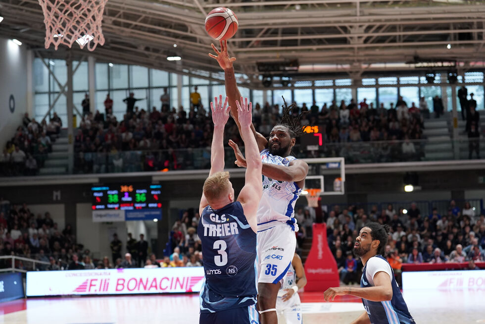 Faried e Winston decisivi, la UNAHOTELS Reggio Emilia piega nel finale il Napoli Basket