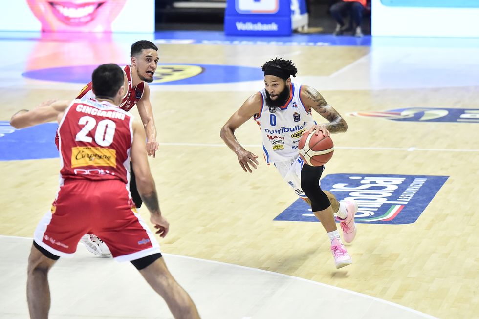 Bowman e Harrison trascinano la NutriBullet Treviso al successo nello scontro salvezza contro la Carpegna Prosciutto Pesaro