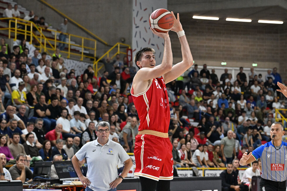 UNA Hotels Reggio Emilia - Acqua S.Bernardo Cantù domenica ore 18.30 (live su LBATV), Severini a -2 triple dalle 200 in Serie A