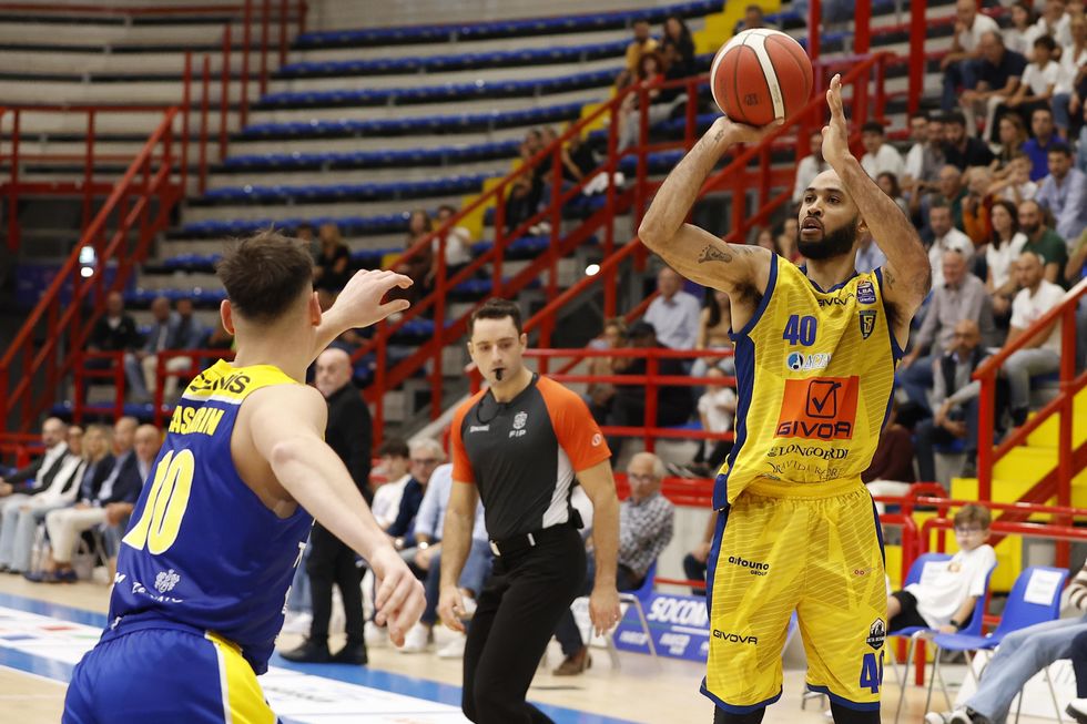 Tezenis Verona – Givova Scafati domenica alle 17.30, David Logan a -2 triple da quota 600 segnate in Serie A