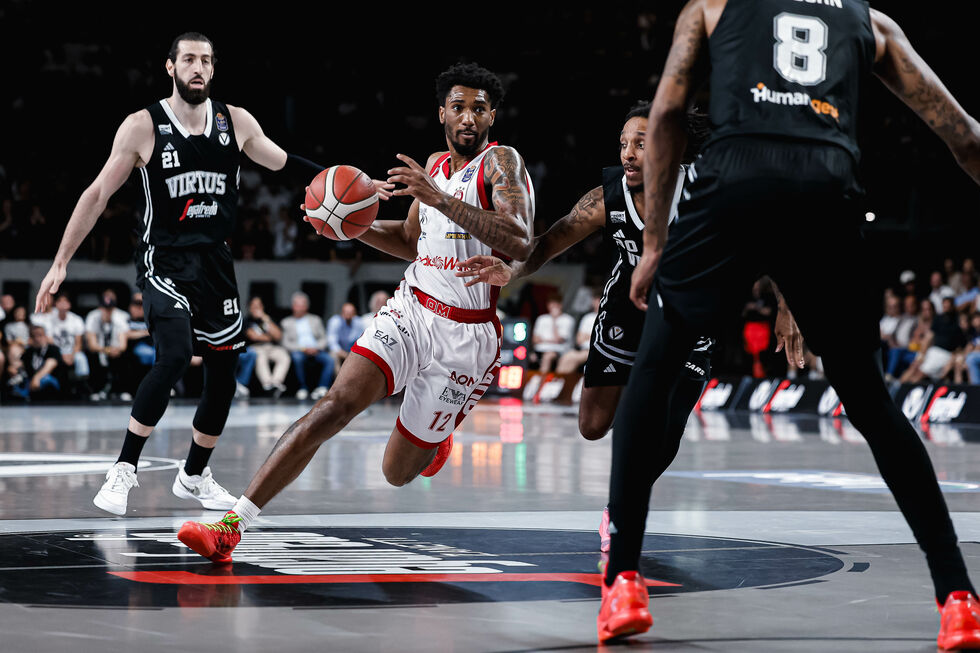 Brooks e Mirotic guidano l'EA7 Emporio Armani Milano al successo in Gara 2 sul campo della Virtus Segafredo Bologna pareggiando la serie sull'1-1