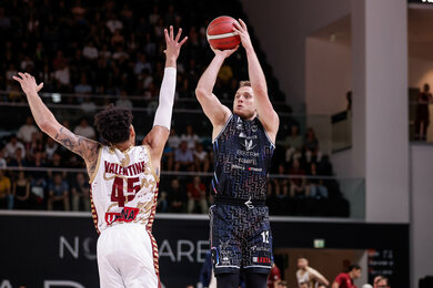 Derthona Tortona thắng Venezia 89-71, san bằng loạt đấu 2-2