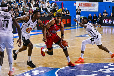 Pallacanestro Trieste lội ngược dòng ngoạn mục, Ramsey tỏa sáng trong trận derby