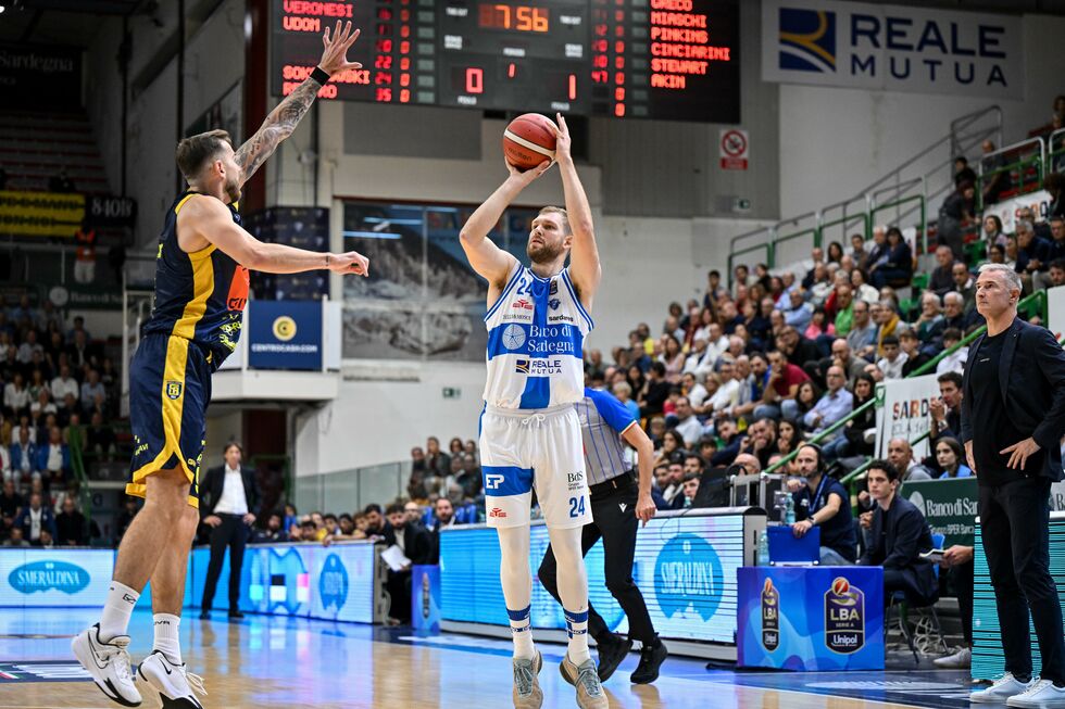 Banco di Sardegna Sassari - Napoli Basket domenica alle 12.00 (live su DAZN ed Eurosport 2), Sokolowski e Treier sono gli ex della partita
