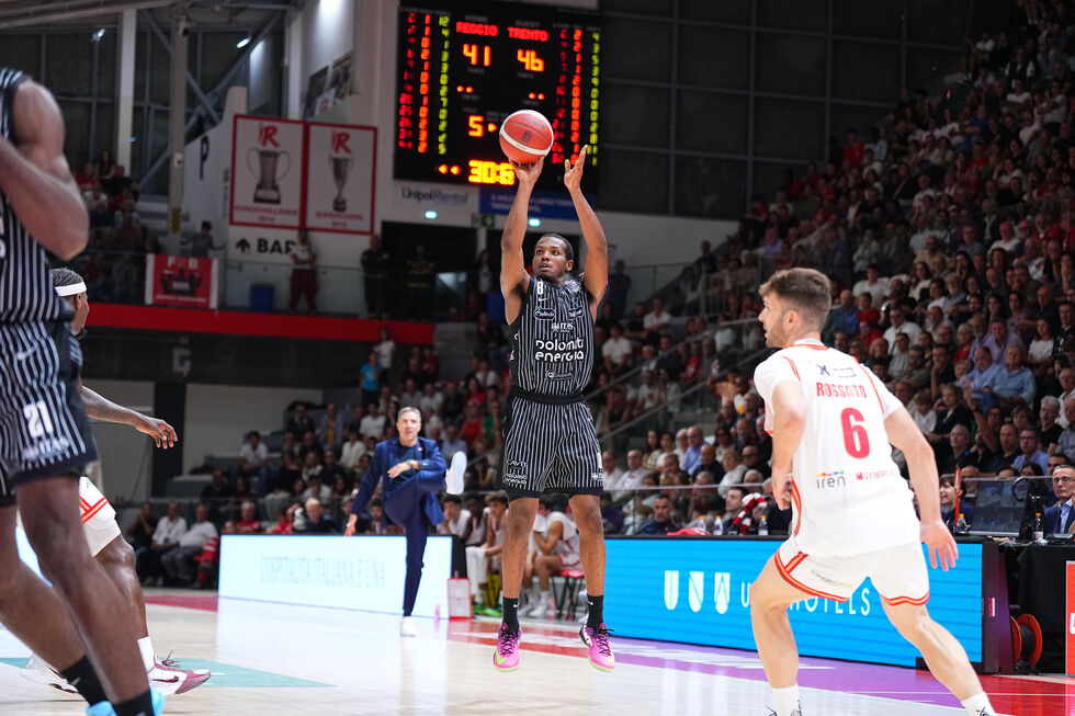 Olivari decisivo, la Dolomiti Energia Trentino sbanca nel finale il campo della UNA Hotels Reggio Emilia (78-83)