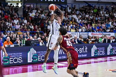Tortona thắng kịch tính 75-78 trên sân Venezia nhờ Vital và Hubb
