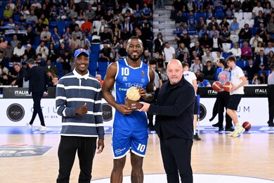 Burnell nhận giải MVP tháng 4 Serie A từ tay nhà vô địch Olympic