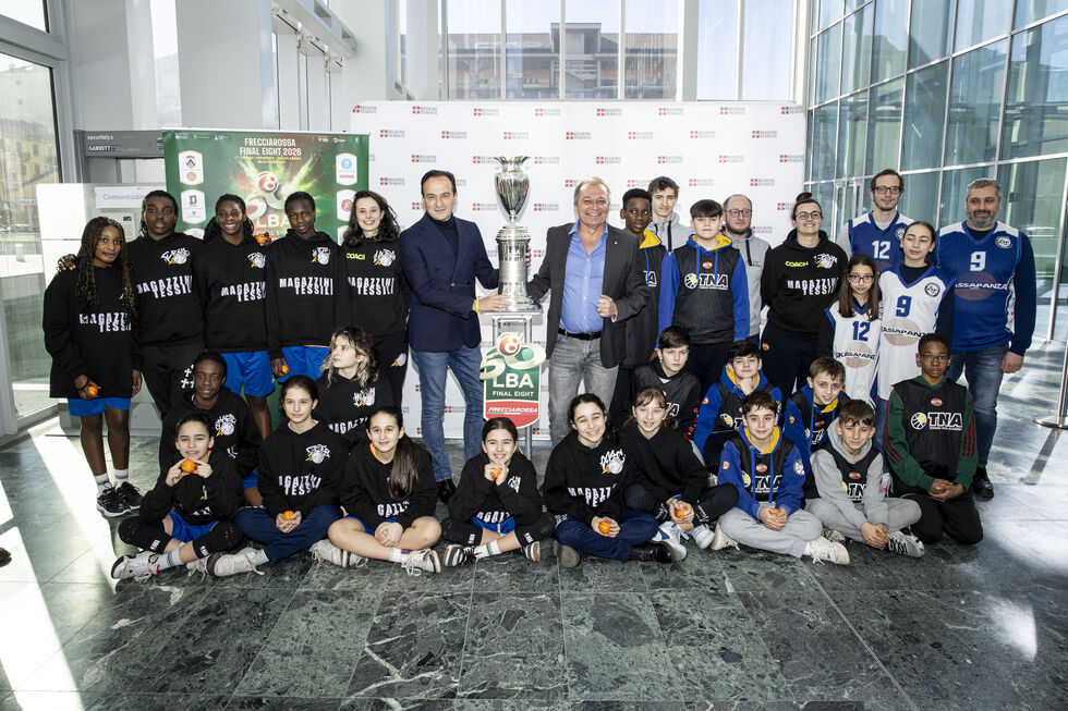 Il trofeo della Coppa Italia esposto al Grattacielo Piemonte