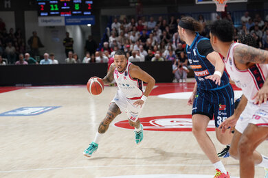 Barford và Caupain thăng hoa, Reggio Emilia đè bẹp Napoli 91-80