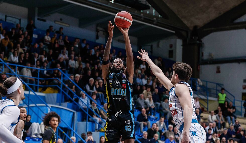 I 34 punti di Durham trascinano la Vanoli Basket Cremona al successo contro la Guerri Napoli (88-81)