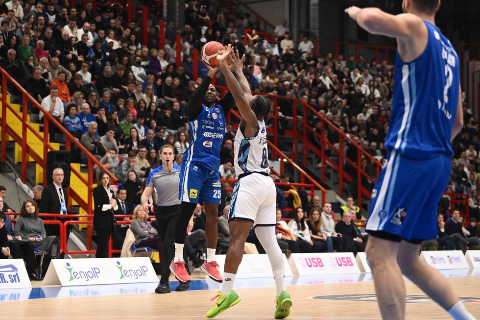 La Germani Brescia sbanca il parquet della Generazione Vincente Napoli trascinata da Massinburg e Cournooh