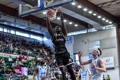 Virtus Bologna thắng thuyết phục Sassari 80-73, Diouf và Niang tỏa sáng