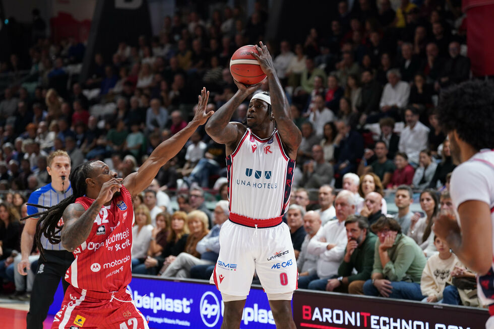 La UNA Hotels Reggio Emilia allunga nella ripresa e batte 103-79 l'Openjobmetis Varese con Barford e Woldetensae sugli scudi