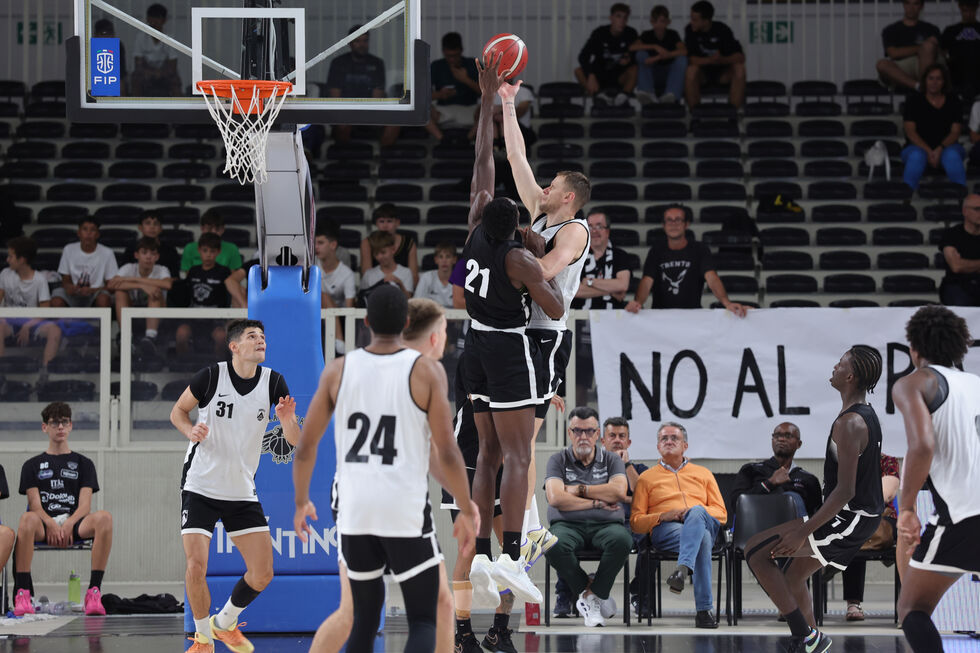 L'APU Old Wild West Udine vince il Memorial Brusinelli, stesa per 76-74 la Dolomiti Energia Trentino in finale