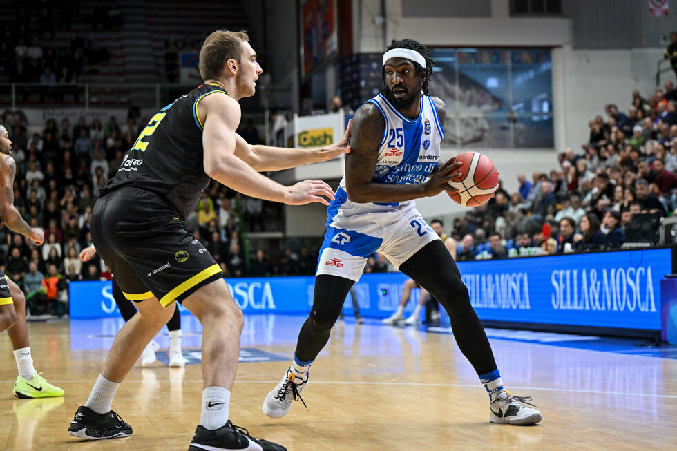 Thomas e Fobbs trascinano il Banco di Sardegna Sassari nell'allungo vincente dell'ultimo quarto contro la Vanoli Basket Cremona