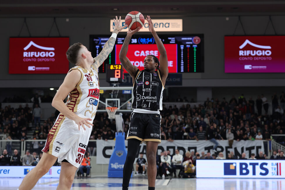 La Dolomiti Energia Trentino si impone in rimonta per 96-90 contro l'Umana Reyer Venezia con i decisivi Steward e Battle