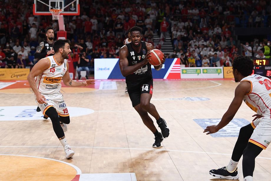 Con un super Jaiteh, la Virtus Segafredo Bologna supera la Carpegna Prosciutto Pesaro anche in Gara 3 e vince la serie per 3-0