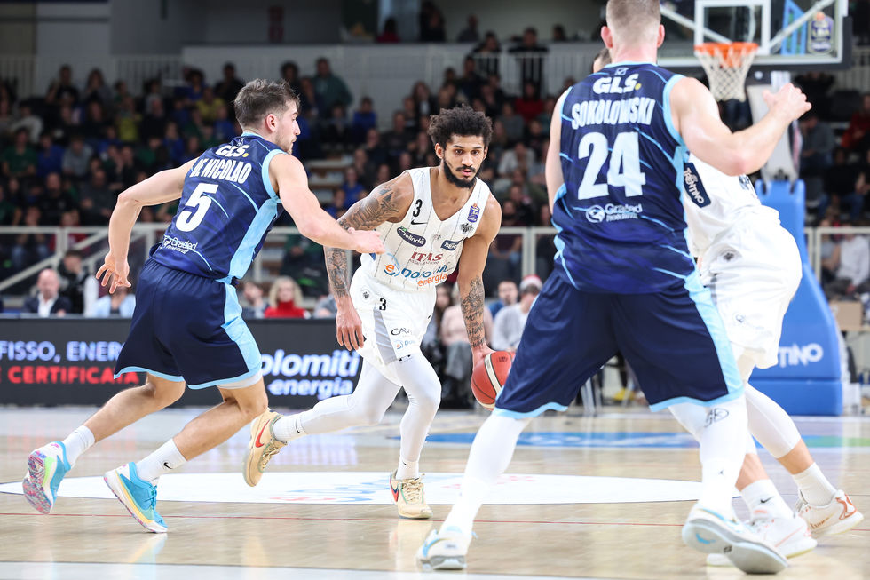 Generazione Vincente Napoli Basket - Dolomiti Energia Trentino (domenica alle 19, live su DAZN), 6ª sfida nella storia tra le squadre