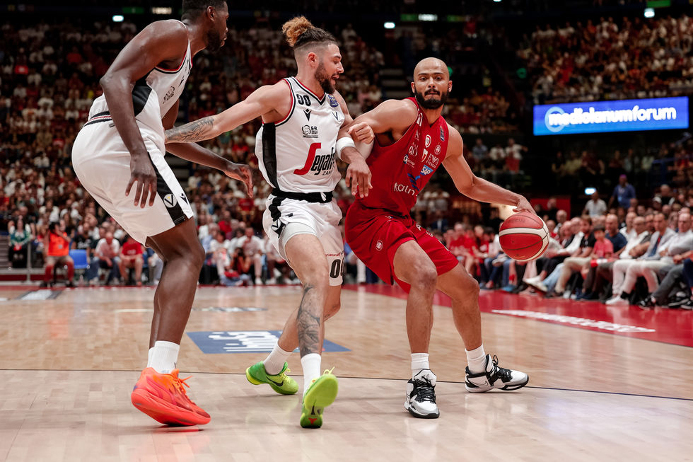 Shields e Melli decisivi, l'EA7 Emporio Armani Milano piega in volata la Virtus Segafredo Bologna in Gara 2 e vola sul 2-0 nella serie