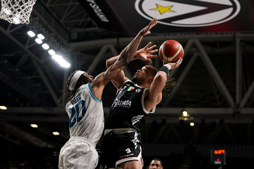 I 34 punti di Edwards guidano la Virtus Olidata Bologna nel successo sull'Acqua S.Bernardo Cantù (89-79)