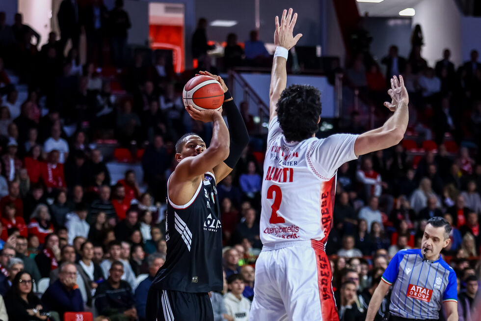 La 176ª sfida Virtus Olidata Bologna - Openjobmetis Varese domenica alle 17.00 live su LBATV