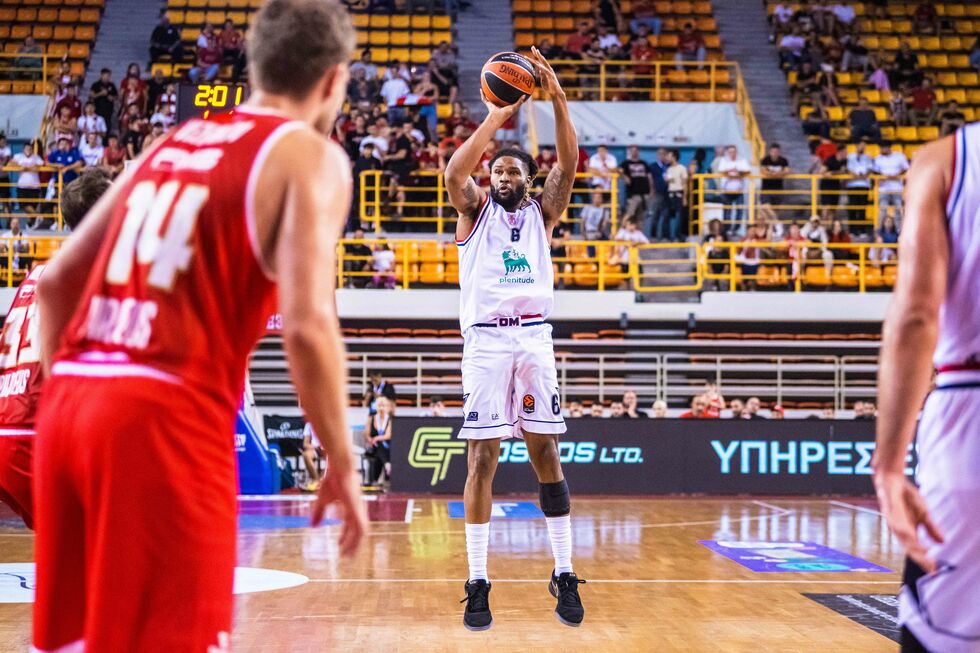 L'EA7 Emporio Armani Milano si arrende per 76-71 nella semifinale del Torneo di Creta contro l'Olympiacos Pireo