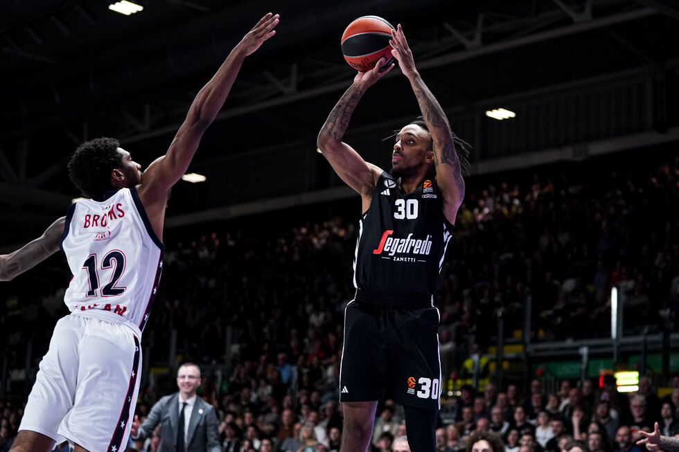 Eurolega: la Virtus Segafredo Bologna vince il derby contro l'EA7 Emporio Armani Milano guidata da Morgan e Clyburn