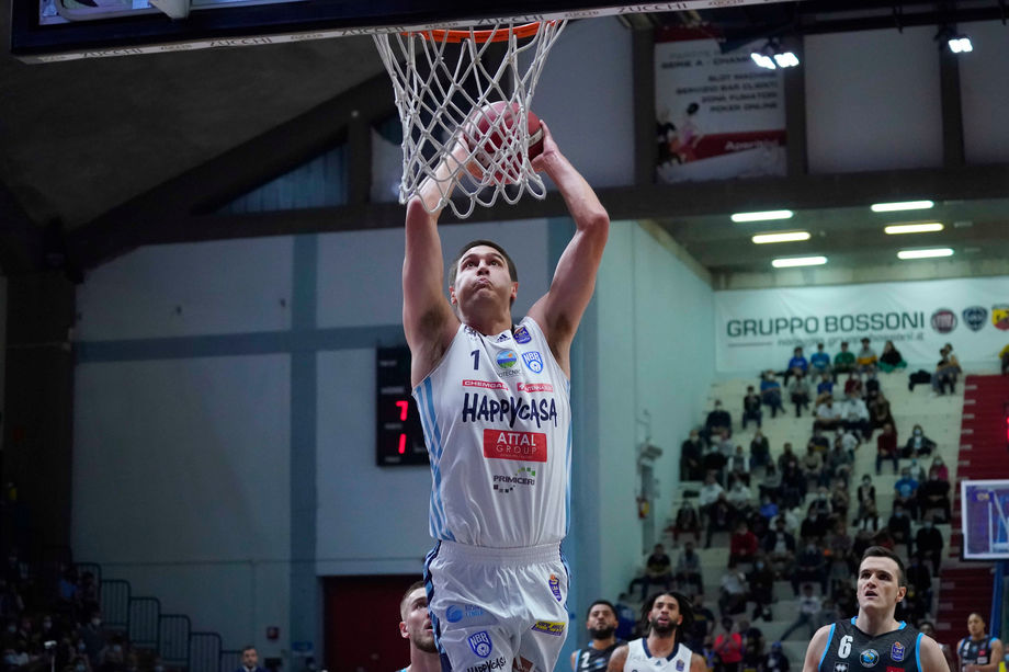 Nathan Adrian ferma la rimonta della Vanoli Cremona e regala la vittoria all’Happy Casa Brindisi