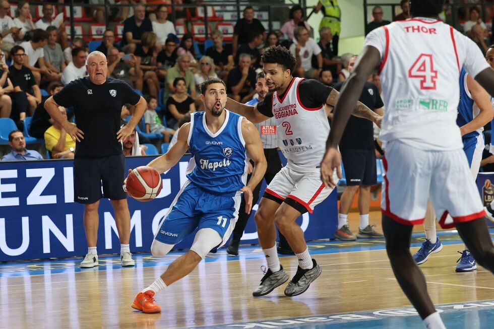 Il Napoli Basketball vince per 97-88 contro la UNA Hotels Reggio Emilia nella prima semifinale del Memorial Pajetta