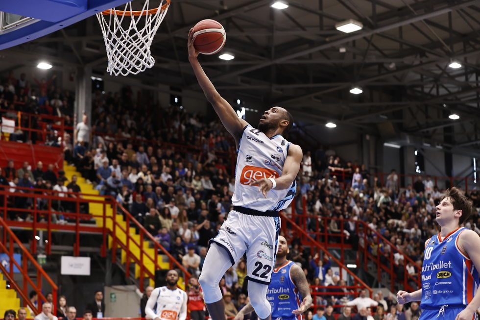 Sokolowski e Brown guidano la Generazione Vincente Napoli al successo in rimonta, NutriBullet Treviso k.o.