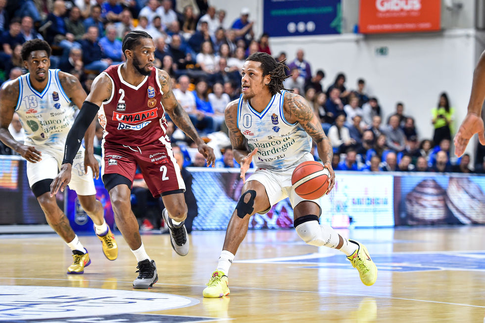 Un super Jones guida il Banco di Sardegna Sassari al successo in Gara 3 sull'Umana Reyer Venezia, portando la serie sul 2-1