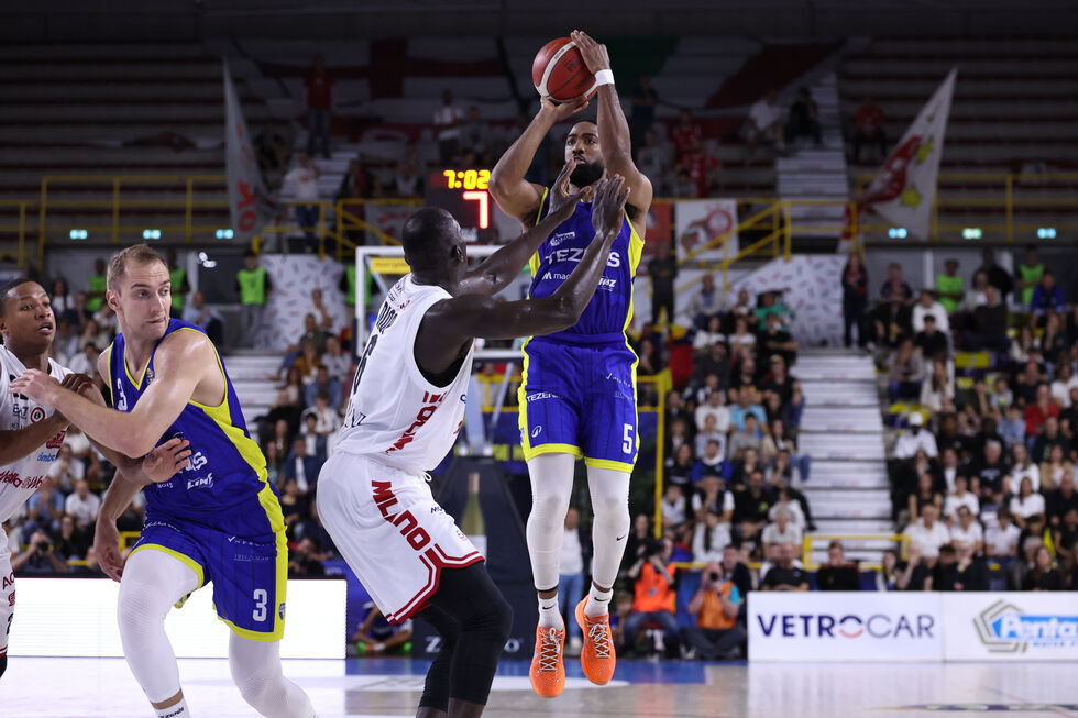 Massinburg decisivo, la Tezenis Verona supera l'Olimpia Milano allo scadere (75-72)