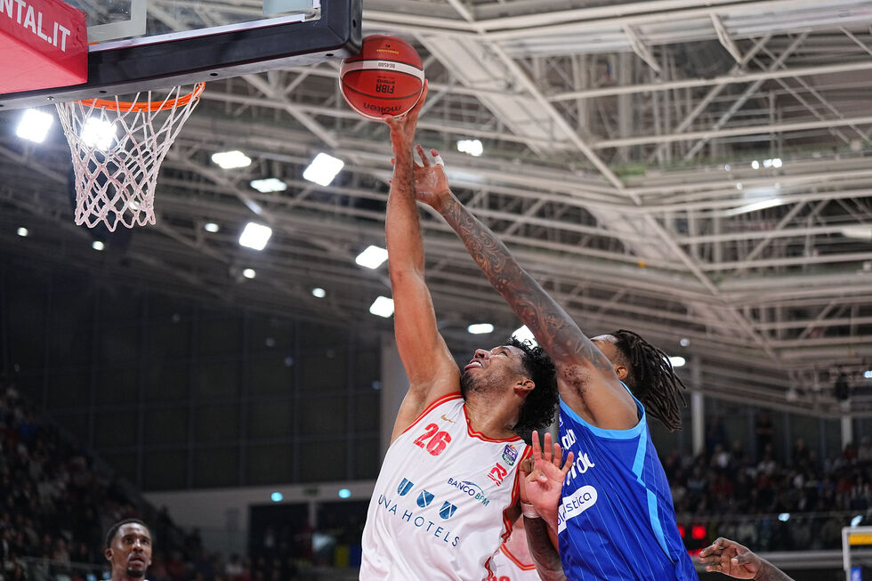 La UNA Hotels Reggio Emilia allunga nel finale e batte l'Acqua S.Bernardo Cantù per 81-60 guidata da Echenique e Barford