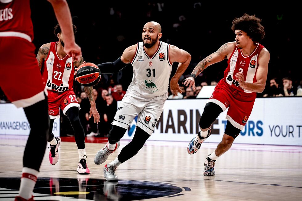 L'EA7 Emporio Armani Milano chiude la sua Eurolega con un k.o. contro l'Olympiacos Pireo (85-76)