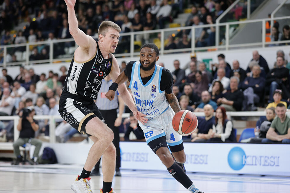 Il Banco di Sardegna Sassari sbanca il parquet della Dolomiti Energia Trentino all'overtime con Buie e McGlynn decisivi (96-99)