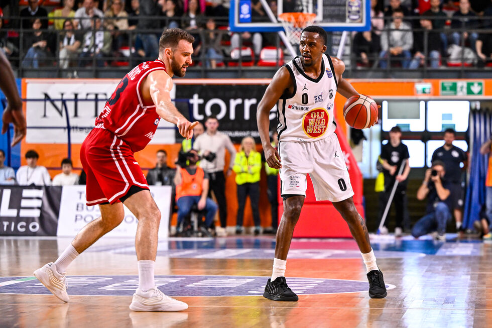 L'APU Old Wild West Udine rimonta e batte l'EA7 Emporio Armani Milano trascinata da Christon e Alibegovic (86-83)