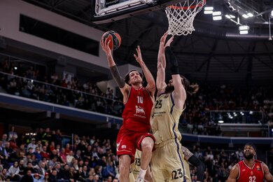 EA7 Emporio Armani Milano Thắng Nghẹt Thở 87-84 Trước Barcelona: Bài Học Về Luật Chơi Xóc Đĩa Trong Thể Thao