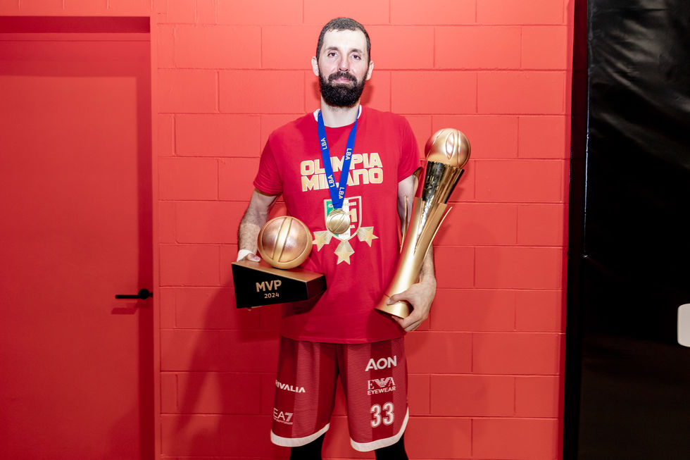 EA7 Emporio Armani Milano, la gioia dell'MVP delle Finali Mirotic: "La notte dello Scudetto la ricorderò per molto tempo"