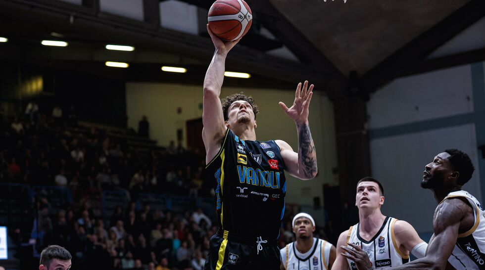 Veronesi e Anigbogu inarrestabili, la Vanoli Basket Cremona si impone per 92-83 sulla Dolomiti Energia Trentino