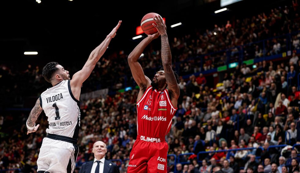 L'EA7 Emporio Armani Milano conquista la sfida contro la Virtus Olidata Bologna per 74-63 guidata da Brooks