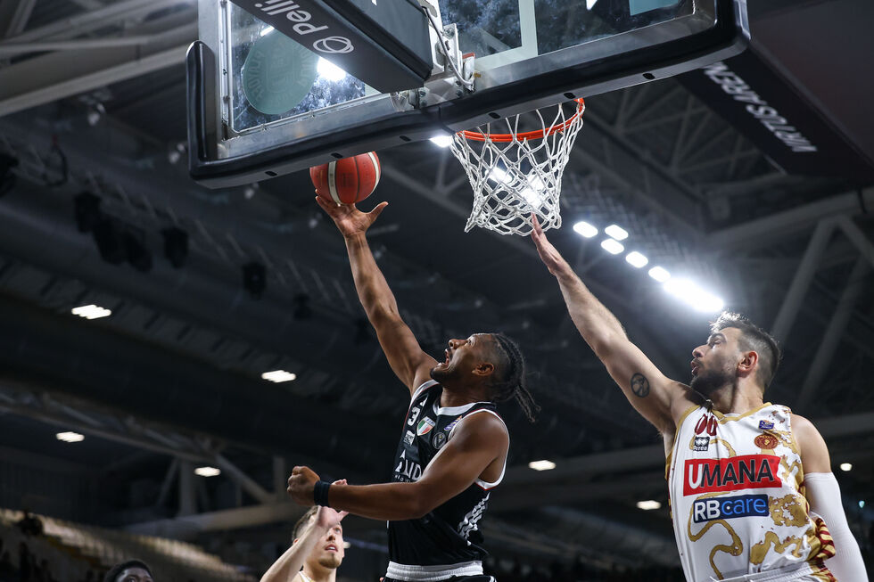Conclusa Gara 2 di Bologna - Venezia: la Virtus Olidata vince 98-79 e pareggia la serie sull'1-1!