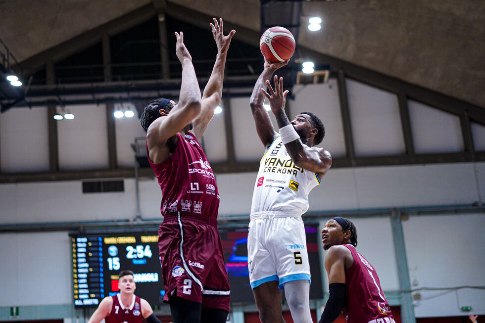 La Vanoli Basket Cremona si impone sulla Trapani Shark trascinata da Willis e Davis