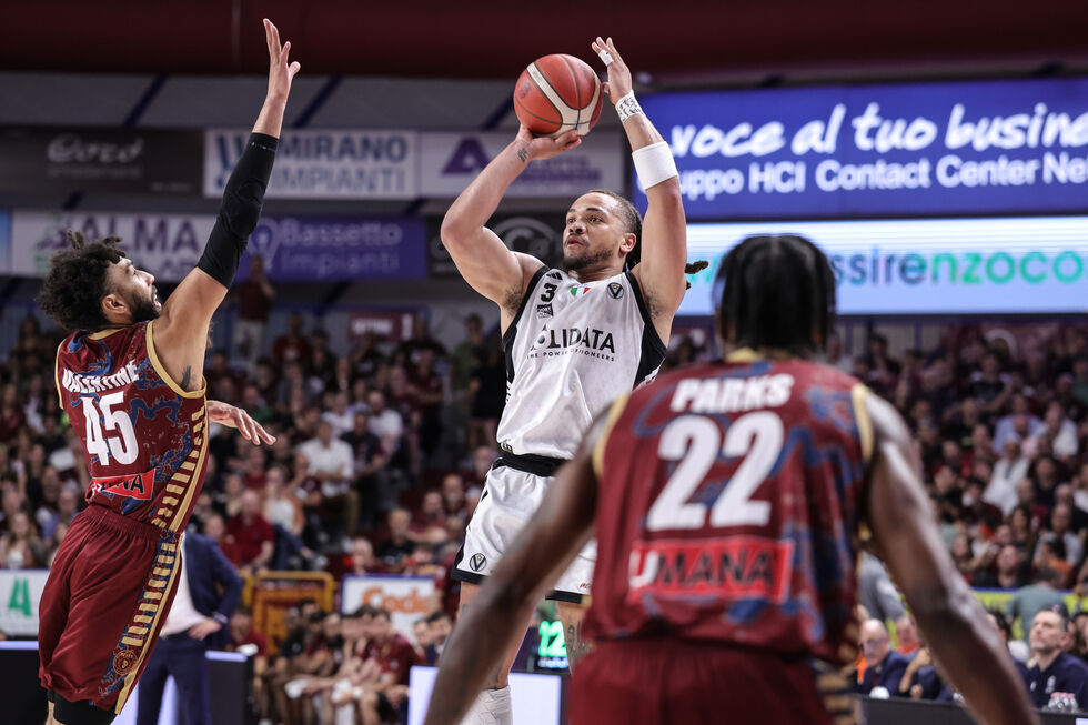 Carsen Edwards eguaglia Sasha Danilovic, gli unici a segnare 8 triple in una gara di playoff nella storia della Virtus Bologna