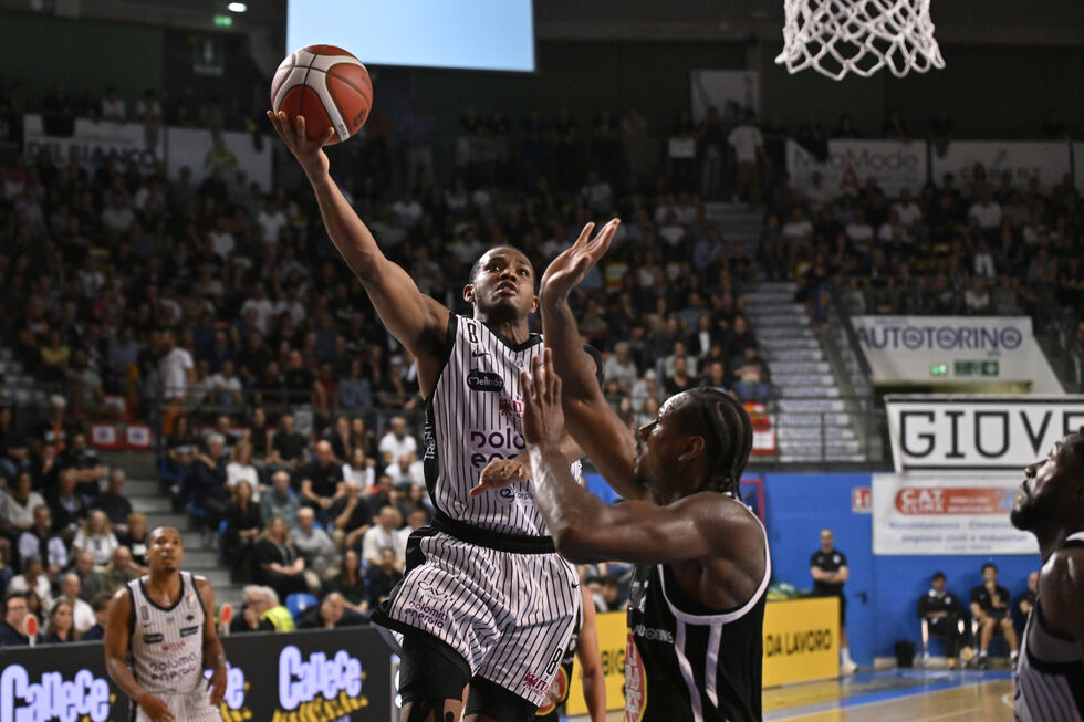 Olivari decisivo, la Dolomiti Energia Trentino vince sul campo dell'APU Old Wild West Udine per 66-74