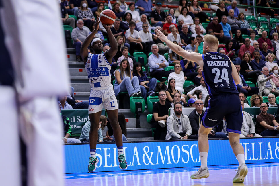 Il Banco di Sardegna Sassari travolge il Napoli Basket, Fobbs e Bendzius protagonisti 