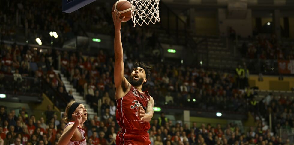 Candussi e Valentine trascinano la Pallacanestro Trieste nel successo contro l'Estra Pistoia
