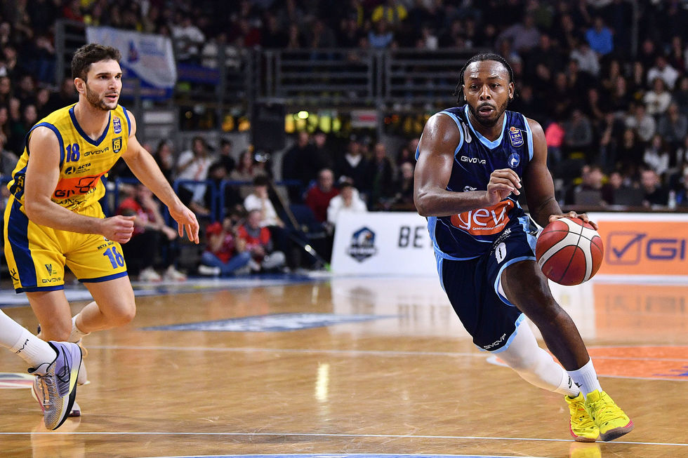 Generazione Vincente Napoli Basket - Givova Scafati Basket domenica alle 18.15 live su DAZN, Pullen alla presenza numero 100 in Serie A