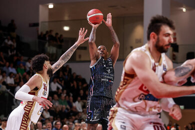 Tortona thắng 82-71, rút ngắn cách biệt với Venezia ở trận 3